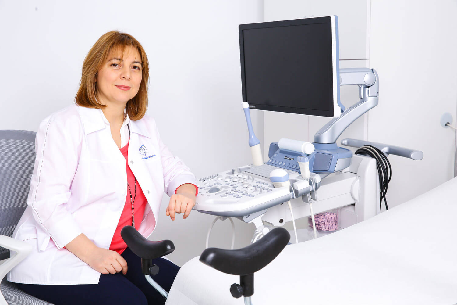 Dr. Dorina Codreanu - medic primar obstetrica - ginecologie. Suprasepcializare FIV. Femme Boutique Medical I Femmeboutiquemedical.com