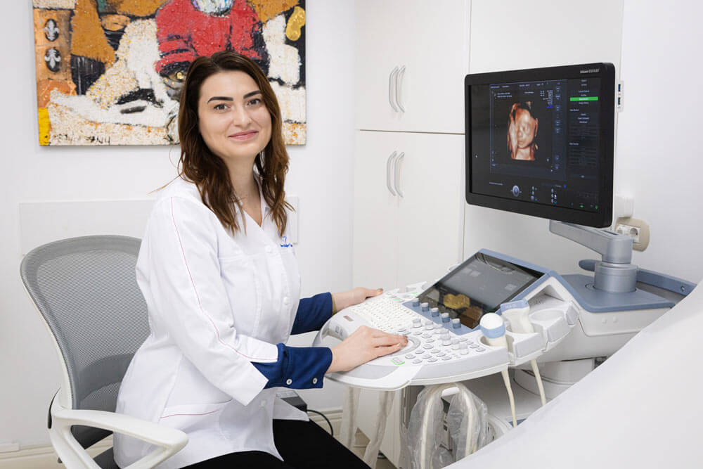 Dr. Alexandra Oltean - medic specialist obstetrică - ginecologie I Femmeboutiquemedical.com